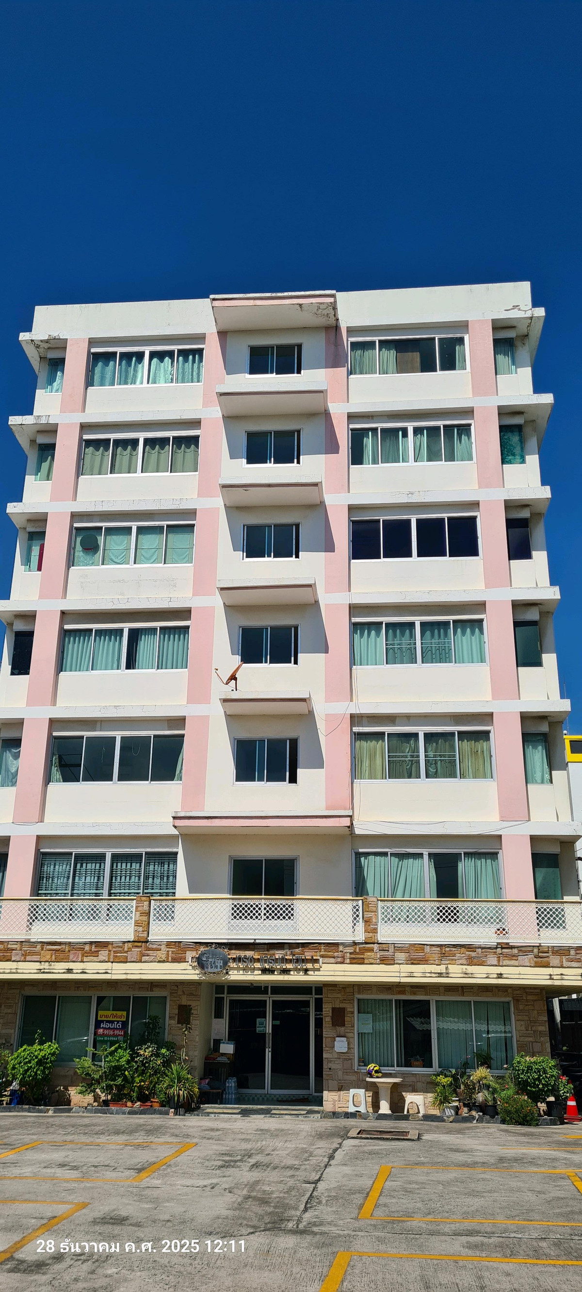 Condo for sale near Bang Saen, prime location, near Burapha University, behind Laem Thong Department Store. Near Park Inn Market and Bangsaen Tosin. Condo for sale near Bang Saen, prime location, near Burapha University, behind Laem Thong Department Store. Near Park Inn Market and Bangsaen Tosin.