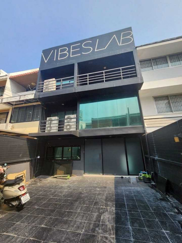 Townhome for rent, Ari Townhouse, 250 sq m, 31 sq wa, near BTS Phrom Phong. Townhome for rent, Ari Townhouse, 250 sq m, 31 sq wa, near BTS Phrom Phong.