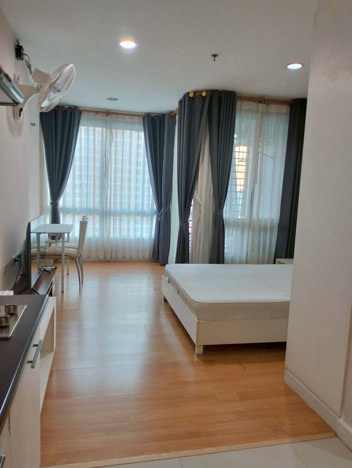 Condo can walk to the skytrain, inexpensive price, big room, shady atmosphere.