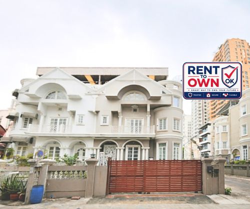 Large Residence in a Prime Inner-City Location on 46 Sq.wah of Land, with Over 300 Sq.m. of Usable Space An exceptional opportunity to own a spacious property in the heart of the city. Ideal for residential living, a home office, or renovation to enhance 