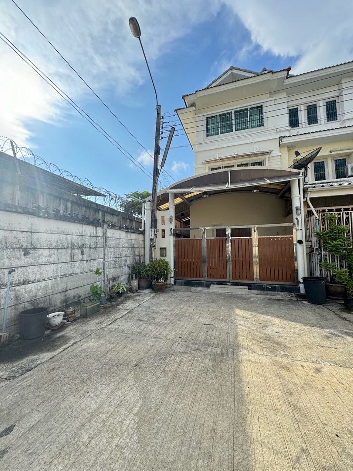 🩷ให้เช่า บ้านหลังริม 3 ชั้น 2 ห้องนอน 3 ห้องน้ำ เพิ่งรีโนเวทใหม่ ซอยเพชรเกษม 69 ใกล้ตลาดคลองขวาง✅ ตำแหน่งบ้านอยู่ หมู่บ้านธนทองซิตี้ราคาเช่าบ้านพร้อมเฟอร์นิเจอร์ 30,000 / ต่อเดือน (ล่วงหน้า 2 เดือน)- มีแอร์ 3 เครื่อง- ครัวทำอาหาร - เครื่องทำน้ำ – รูปที่ 2