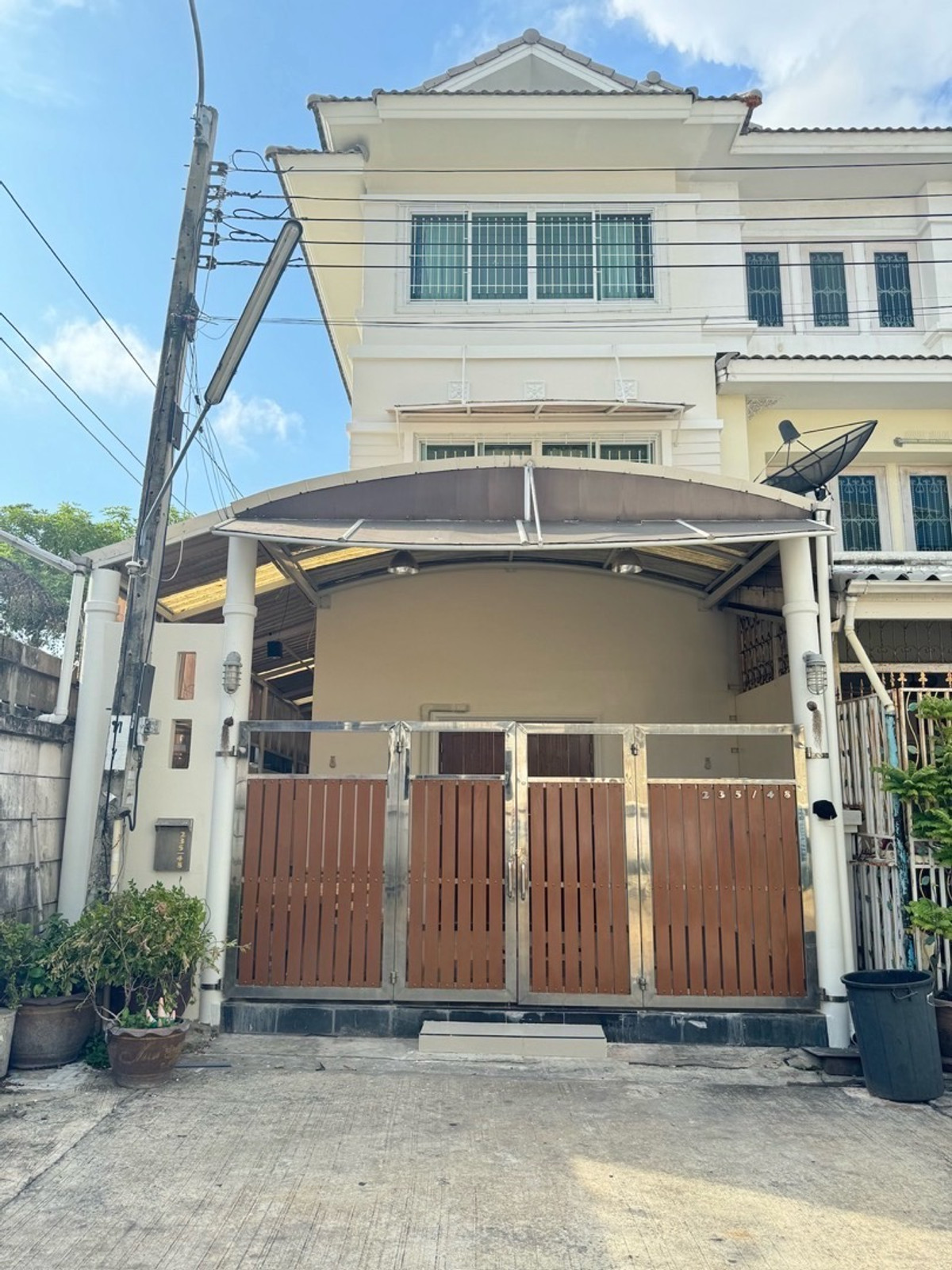 🩷For rent, 3-storey corner house, 2 bedrooms, 3 bathrooms, recently renovated, Soi Phetkasem 69, near Khlong Khwang Market.✅ Home location Thanathong City VillagePrice of renting a house with furniture 30,000 / per month (2 months in advance)- There