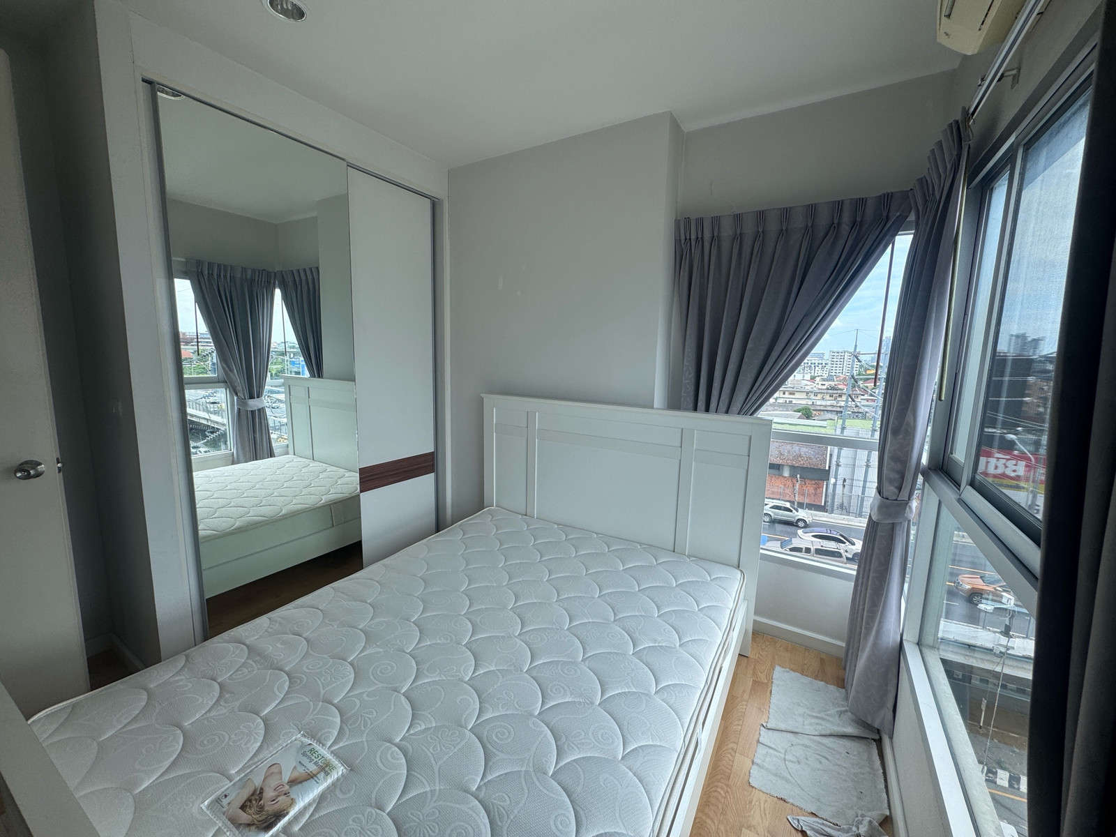 For rent, 2 bedrooms for only 12,000 baht, size 42 sq m.
2 bedrooms, 1 bathroom
Parkland Condo Ngamwongwan Khae Rai, corner room, swimming pool view, ready to move in. For rent, 2 bedrooms for only 12,000 baht, size 42 sq m.
2 bedrooms, 1 bathroom
Parkland Condo Ngamwongwan Khae Rai, corner room, swimming pool view, ready to move in.