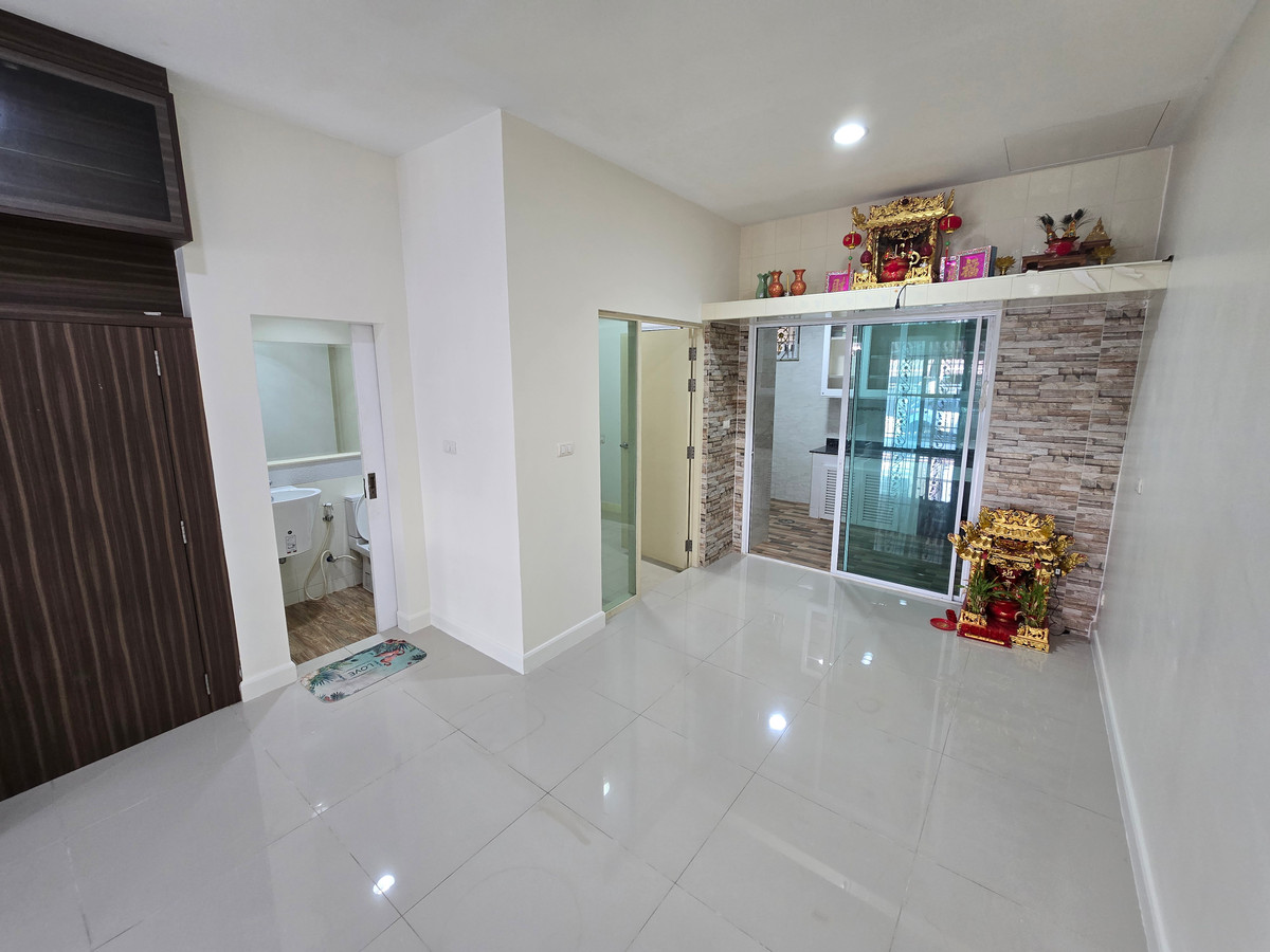 For rent, best price, Baan Klang Muang Sathorn Taksin 2, near BTS Wutthakat, 3-story townhome, good location near the BTS. Quick response 064-974-2441 – รูปที่ 3