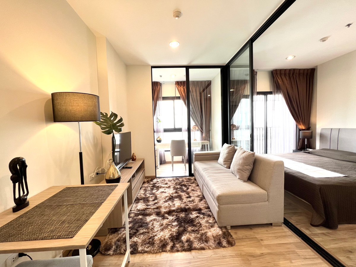 () Condo with the most stunning view of the Chao Phraya River curve for rent at Nichmonono Charoen Nakhon. 1 bedroom plus, 35 sqm on 23rd floor with east facing balcony providing a stunning unobstructed panoramic Chao Phraya River View. 