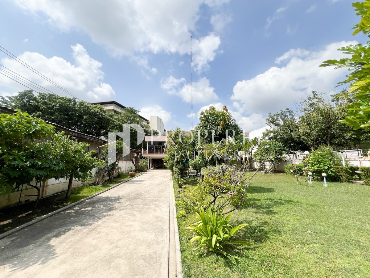 Single house with land, Soi Sukhumvit 64, beautiful plot, quiet atmosphere. Near TBS and Bangchak Expressway. Single house with land, Soi Sukhumvit 64, beautiful plot, quiet atmosphere. Near TBS and Bangchak Expressway.