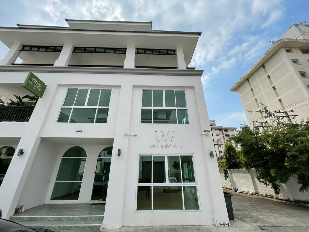 Commercial building for rent, 4 floors, corner unit, 2 units, hit through Rama 2 Road, Soi 60, Thonburi Complex project, good location, building at the beginning of the alley, has space next to it, suitable for trading, keeping stock/making a home office,