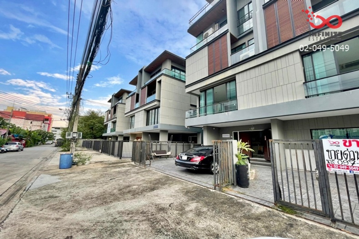 Home office for sale, 4.5 floors, Srinakarin 15, Suan Luang, near the Yellow Line. Srikreetha Station Home office for sale, 4.5 floors, Srinakarin 15, Suan Luang, near the Yellow Line. Srikreetha Station