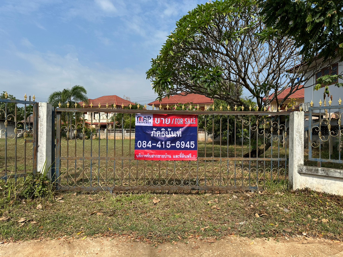Beautiful plot of land, even-grounded, located on Seri Thai Road Beautiful plot of land, even-grounded, located on Seri Thai Road