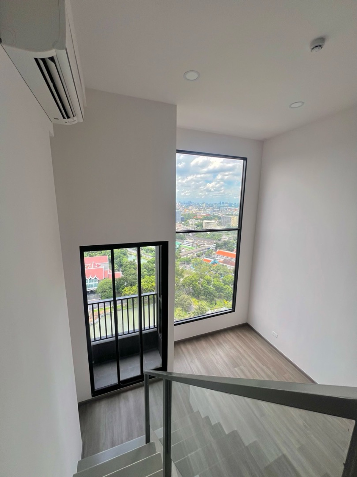Loft condo, 2 floors, next to Kasetsart University, next to BTS. Loft condo, 2 floors, next to Kasetsart University, next to BTS.