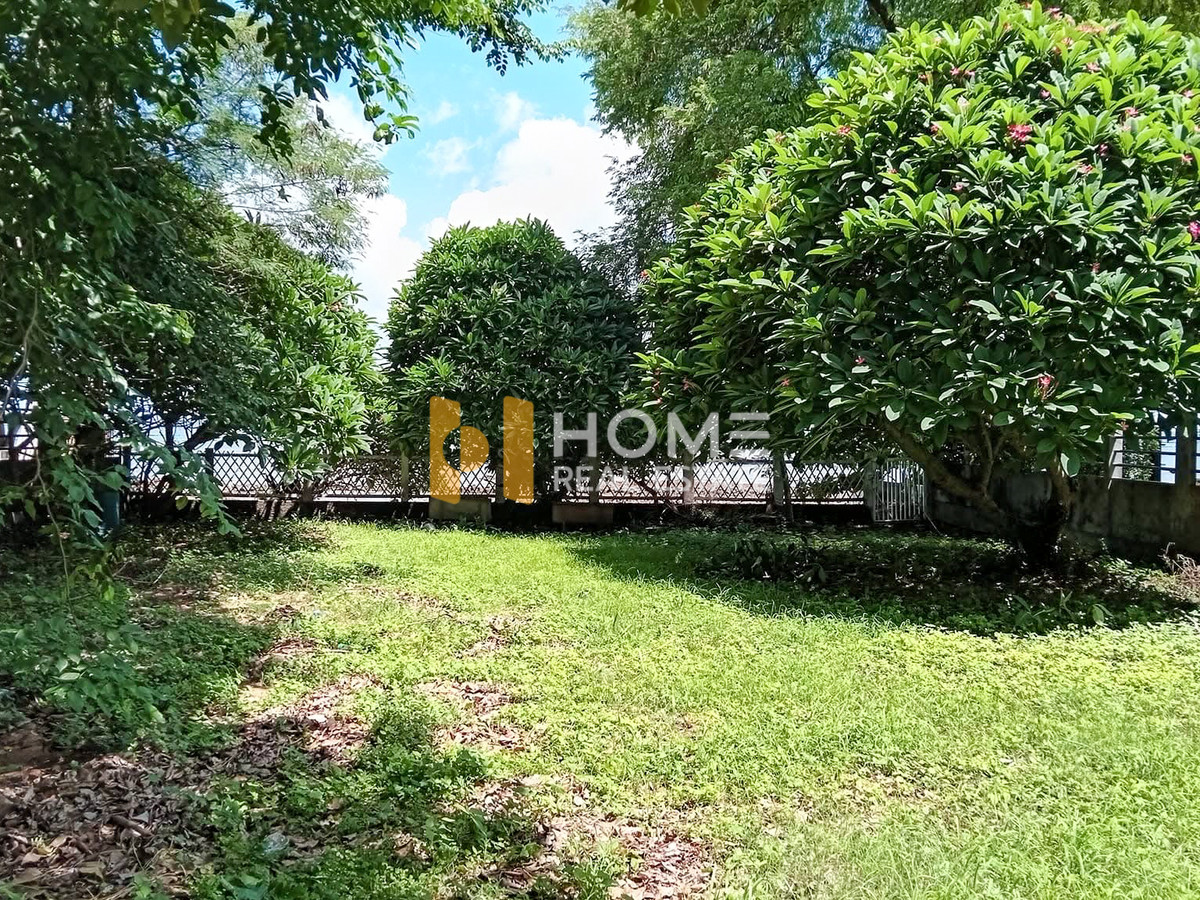 ที่ดินพร้อมบ้านติดทะเล 1 ไร่ซอย 14 ต.บางพระ อ.ศรีราชา จ.ชลบุรี /(ขาย), Land with a house next to the sea 1 rai Soi 14 Bang Phra Sub Si Racha Dist Chonburi /(FOR SALE) YEAN127