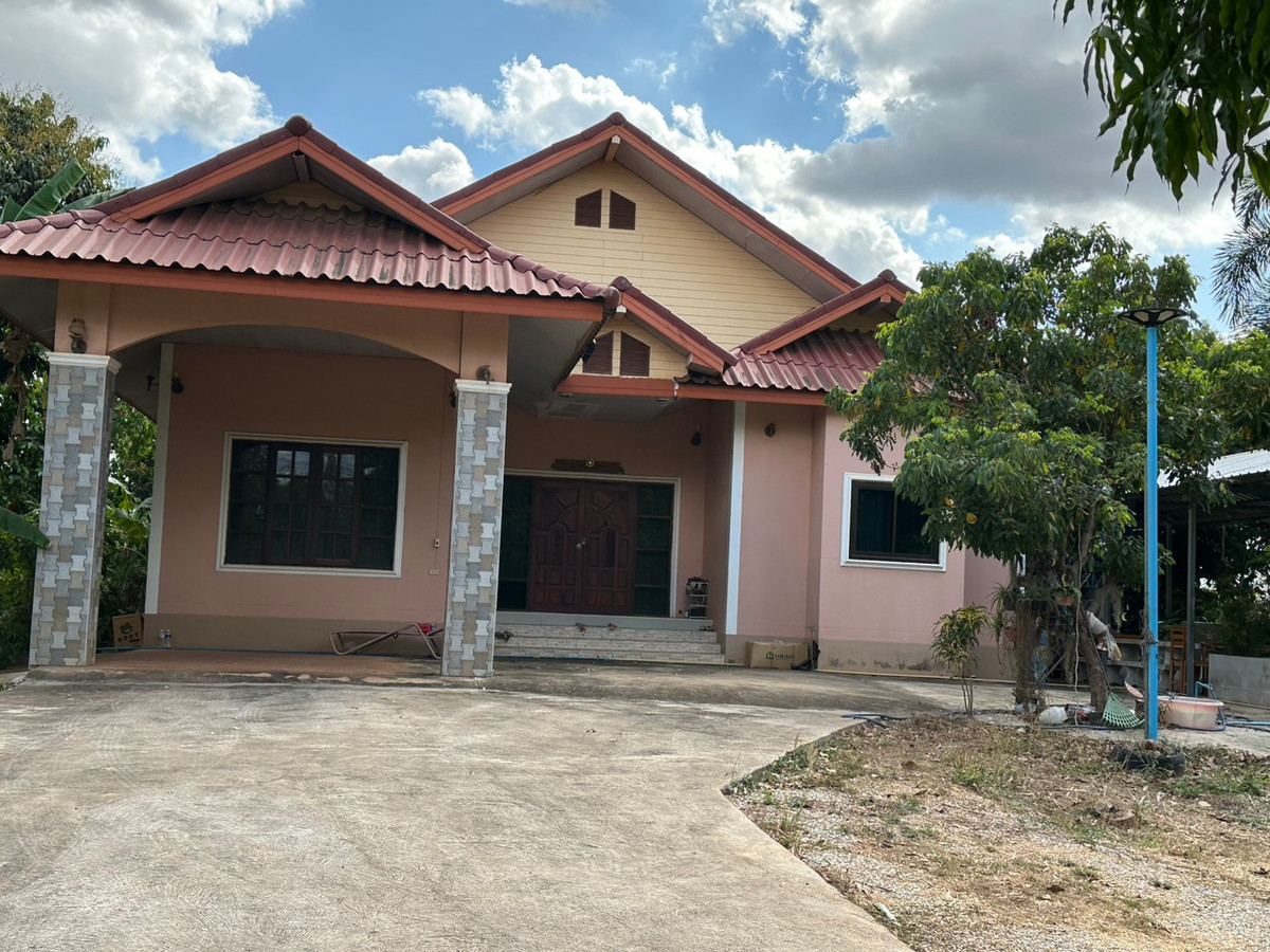 Single-story house for sale, garden style, Sakon Nakhon Province.
