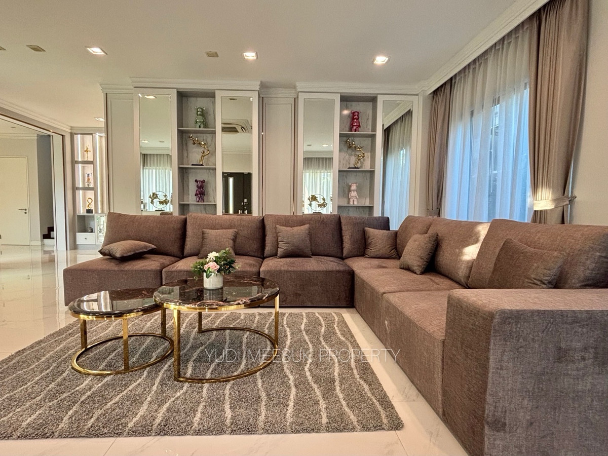 Luxury house with 5 bedrooms near Robinson Lat Krabang.