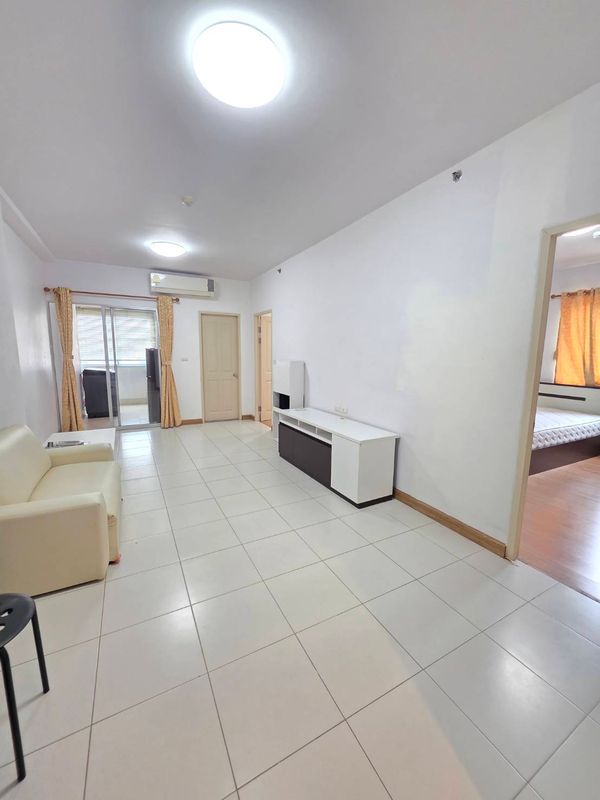 About 450 meters from MRT Rama 9, near Central Rama 9, Fortune, Big C, Tesco Lotus, Esplanade Ratchada and Rama 9 School.