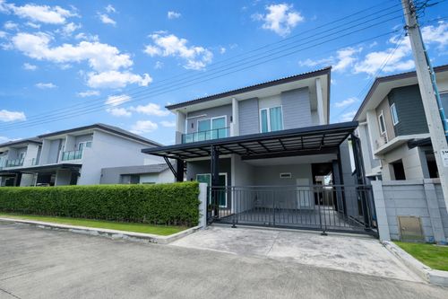 Brand new house, prime location on Kanlapaphruek Road. Free furniture! Best price in the project.