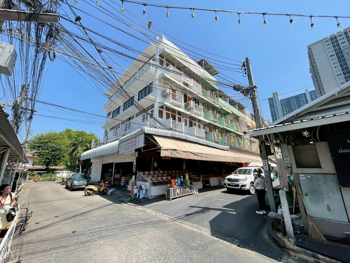 🏢✨ Commercial building for sale, corner plot, On Nut 1