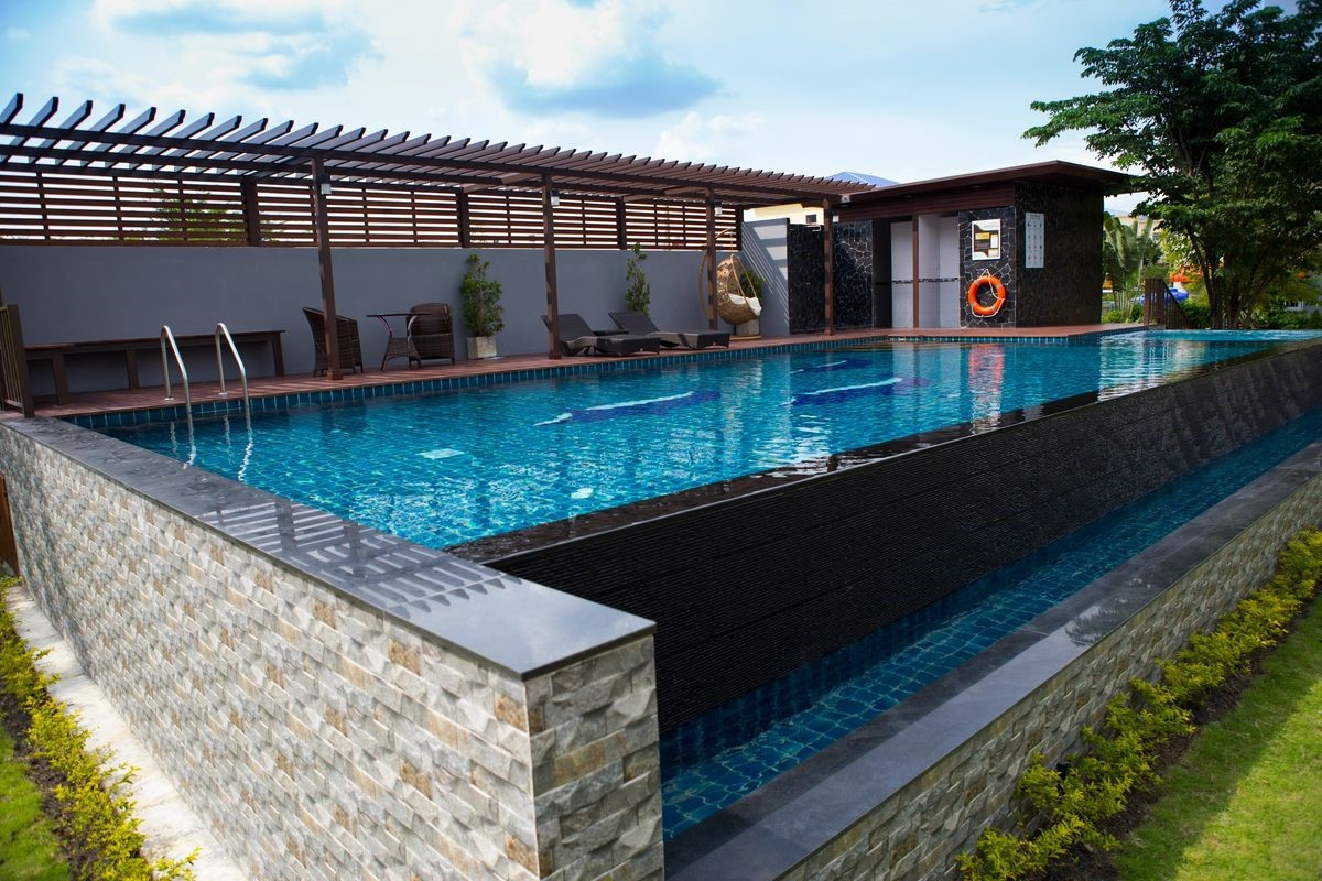 For rent or sale, 3-story townhome (new house, large house), Suvarnabhumi Town Project @ Hua Takhe, Soi Lat Krabang 54/3, next to the road, near Suvarnabhumi Airport.