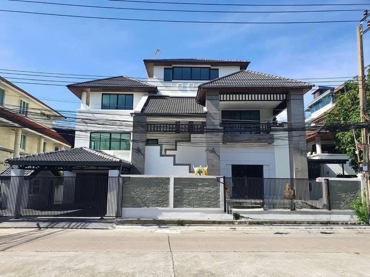 ให้เช่าสำนักงานขนาดใหญ่ Town in Town อาคาร 4.5 ชั้น พื้นที่ใช้สอย 600 ตร.ม ใกล้ Central EastVille CDC และทางด่วนเอกมัย–รามอินทรา
