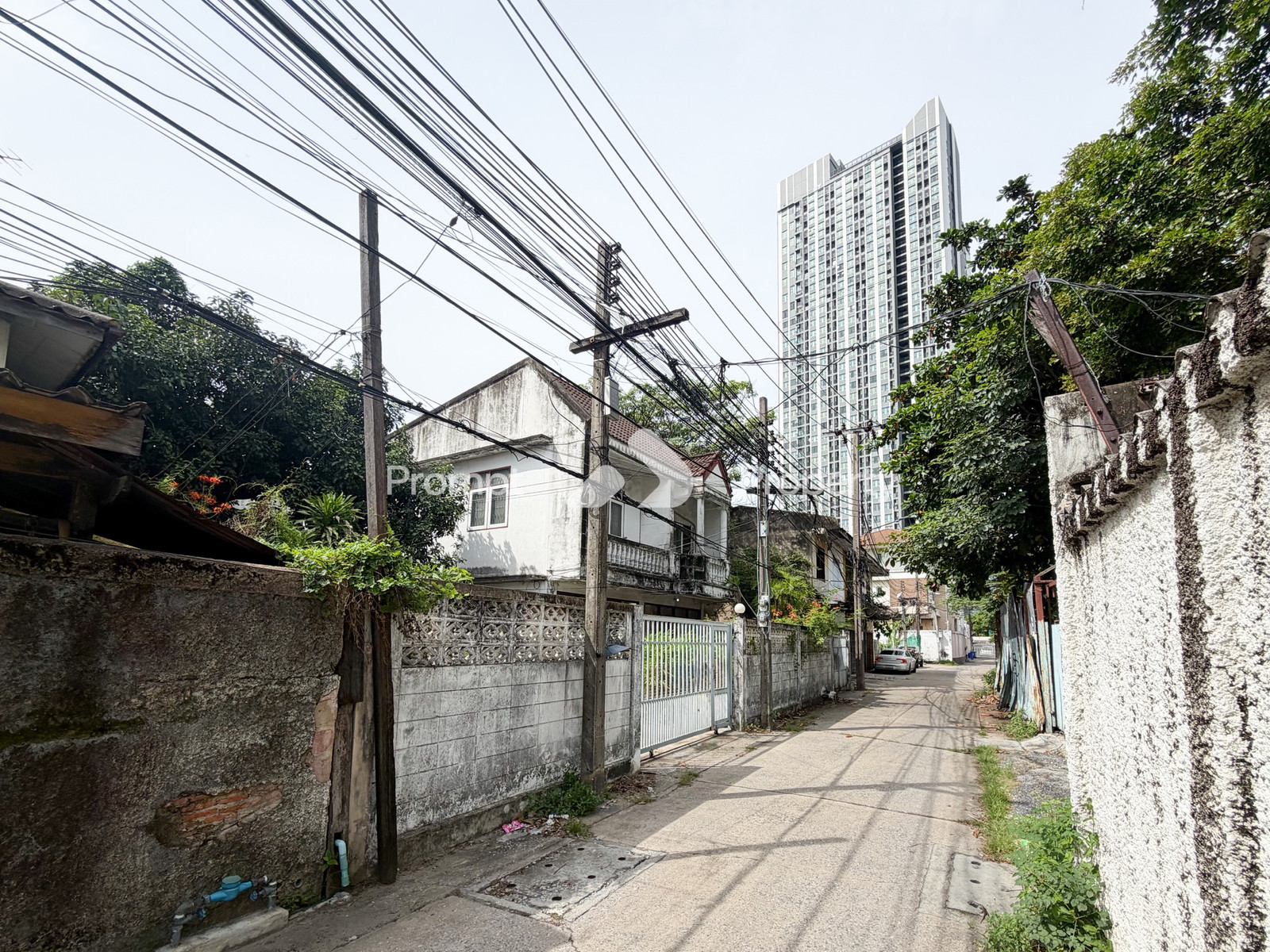 Land for sale with building, Soi Phumchit, near Sukhumvit, BTS Phra Khanong.