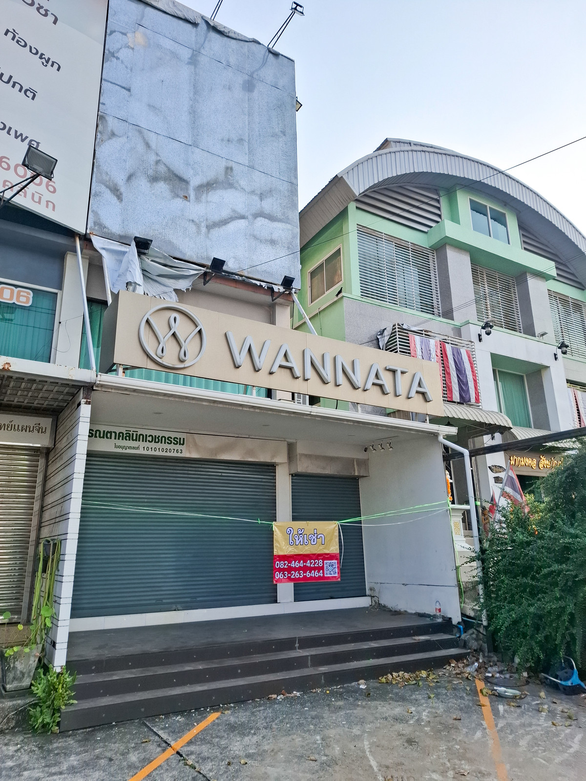 Commercial building for rent, next to the main road, Ramindra - Nawamin, good location near Fashion Island, lots of space, parking.