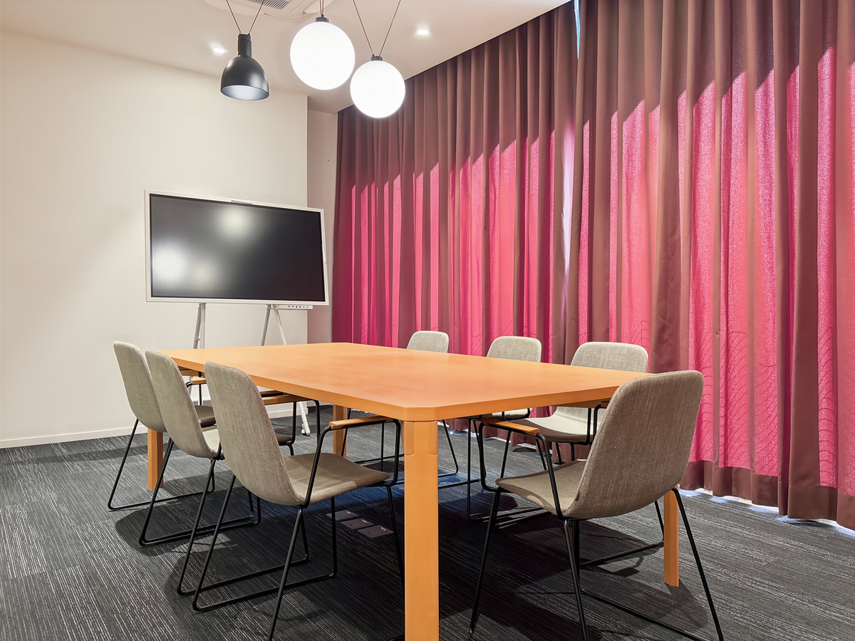 Find large office space in Spaces Ratchathewi for 10 employees with everything taken care of