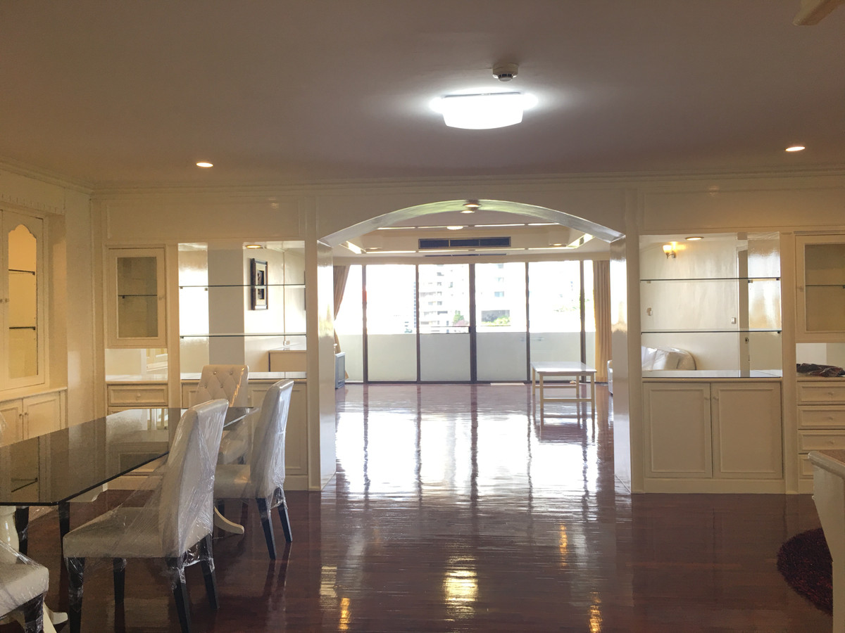 Condo for sale Oriental Tower price 36,000,000 baht [SHN00265]