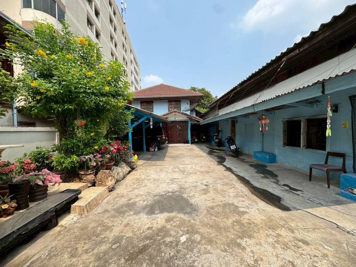 Single house for sale, lots of space, in Soi Lat Phrao 80, opposite 7-Eleven. Suitable for investment (N.2013) Single house for sale, lots of space, in Soi Lat Phrao 80, opposite 7-Eleven. Suitable for investment (N.2013)