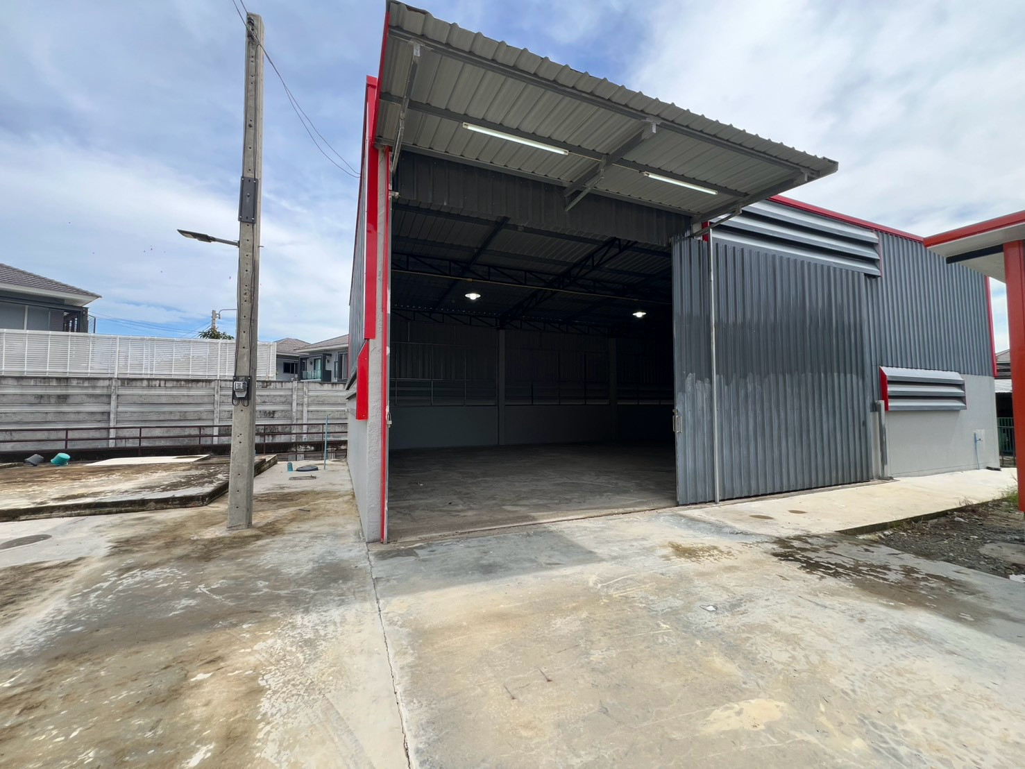 Warehouse near Robinson 10x15 square meters, with one bathroom and convenient parking. Warehouse near Robinson 10x15 square meters, with one bathroom and convenient parking.