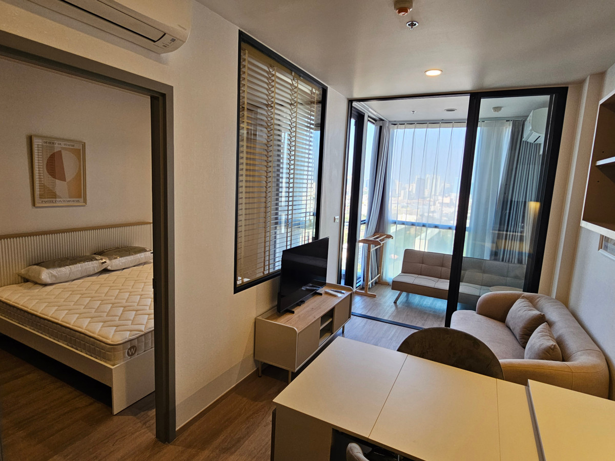 The Issara Sathorn for rent: 1 bedroom, 1 bathroom, 37 sq m, 28,000 baht. Interested? Call Nong at 096-2615656. Viewing available every day. (Spacious 37 sq m room) The Issara Sathorn for rent: 1 bedroom, 1 bathroom, 37 sq m, 28,000 baht. Interested? Call Nong at 096-2615656. Viewing available every day. (Spacious 37 sq m room)