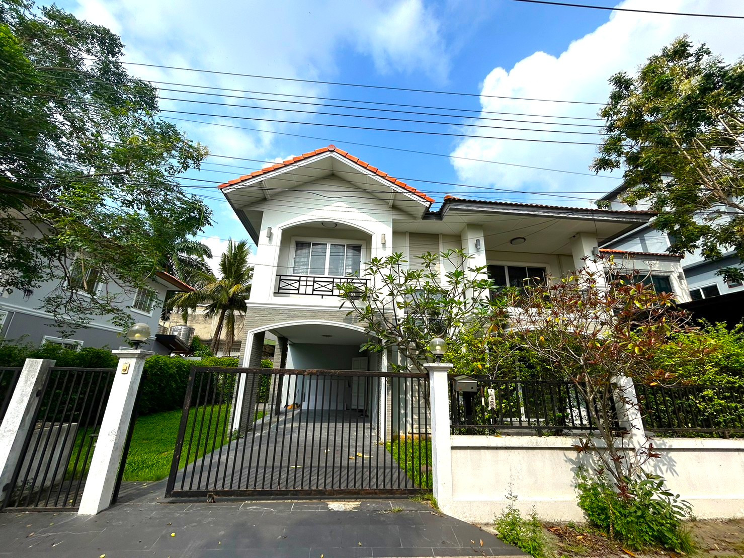 บ้านเดี่ยว 100ตรว. สนามหญ้าสวย เฟอร์นิเจอร์ครบ ใกล้สารสาสน์วิเทศไทรน้อย 