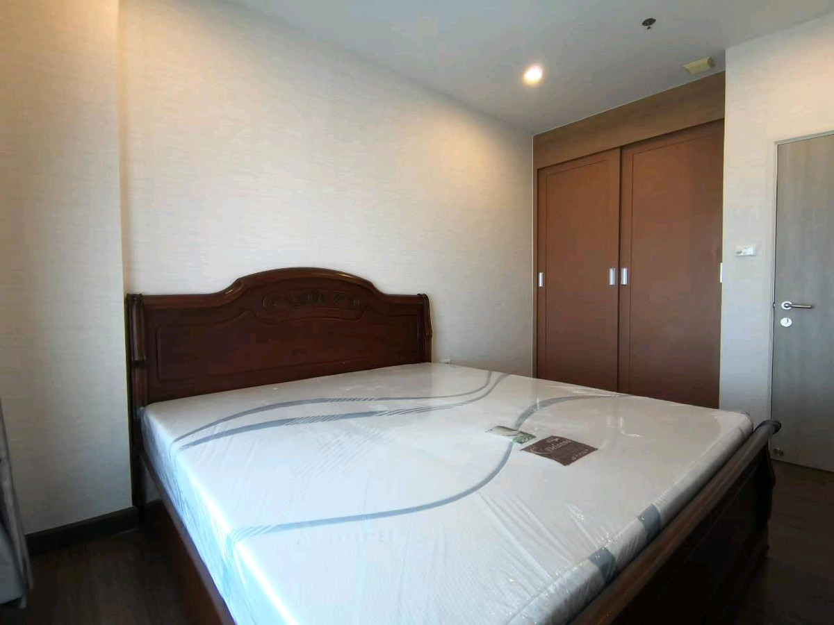 💥💥2 bedrooms like this have only one room✅Supalai Lite Sathorn-Charoenrat
15th floor, size 80 sq m. 
Corner room, view facing Sathorn-Silom direction.
North, see fireworks 
2 bedrooms, 2 bathrooms
1 living room, 1 built-in kitchen
Fully furnished and elec