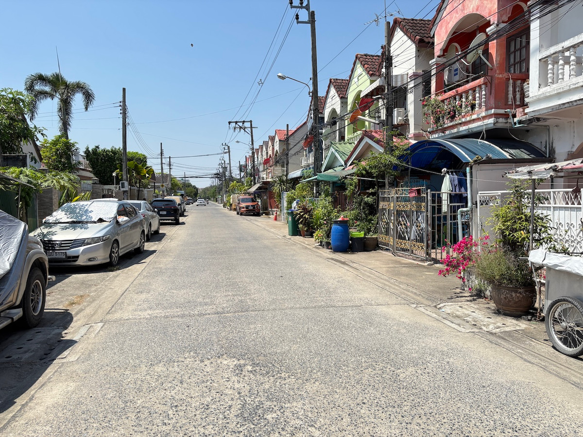 Townhouse 16 sq m., near Ramintra BTS Station, km. 4, near the expressway, next to the main road, good location, house is still in good condition, no one lives there, Timaporn Villa, Sukhapiban 5. – รูปที่ 2
