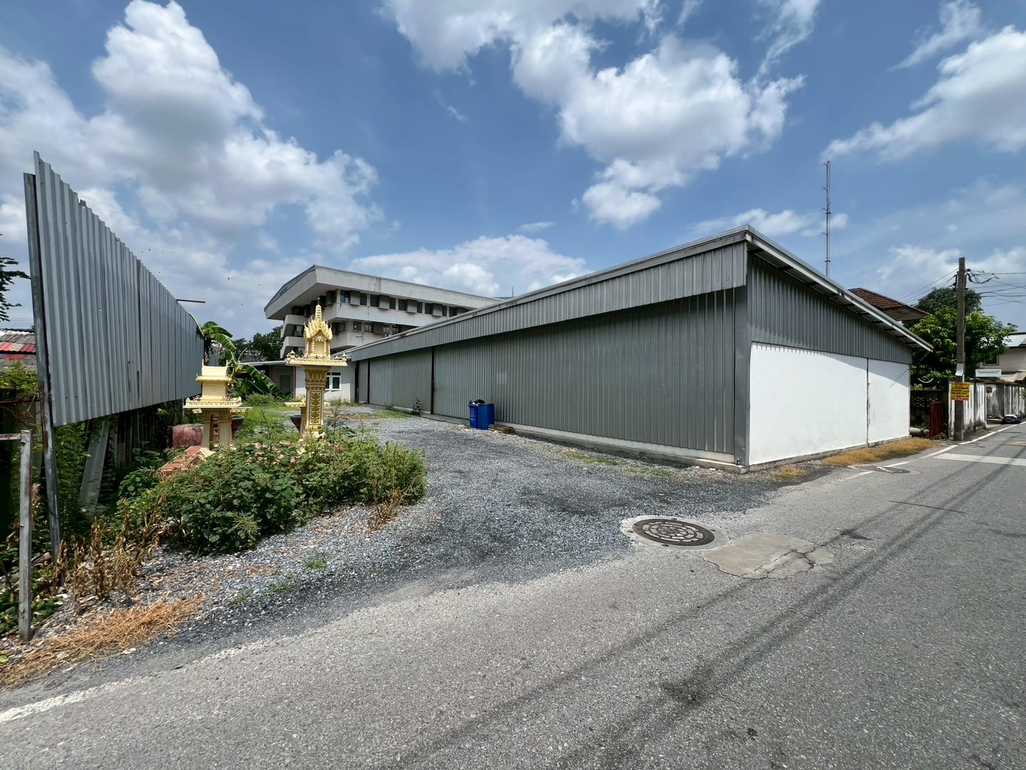 Warehouse in Nonthaburi Soi 48. Large vehicles can access. Size: 400 sq.m. Includes office and parking.