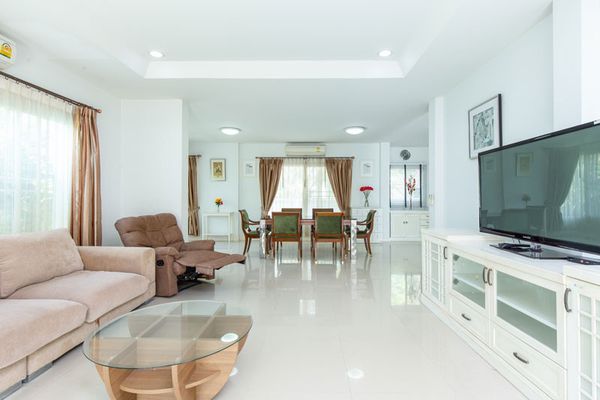 house with 5 bedrooms, 4 bathrooms, fully furnished, Nonthaburi, near Central Plaza and Wat Suan Kaew.