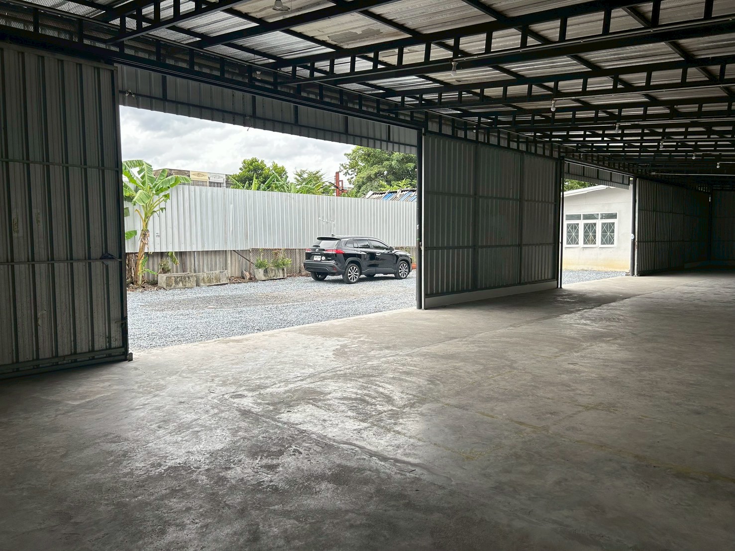 Warehouse with office space, Sanambinnam area, on Tiwanon Road. Total usable area 650 sq.wa., land area 220 sq.wa.