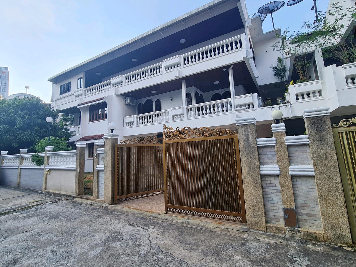 3-Storey Detached House with Garden | Renovated | Fully Furnished near BTS Prompong 3-Storey Detached House with Garden | Renovated | Fully Furnished near BTS Prompong