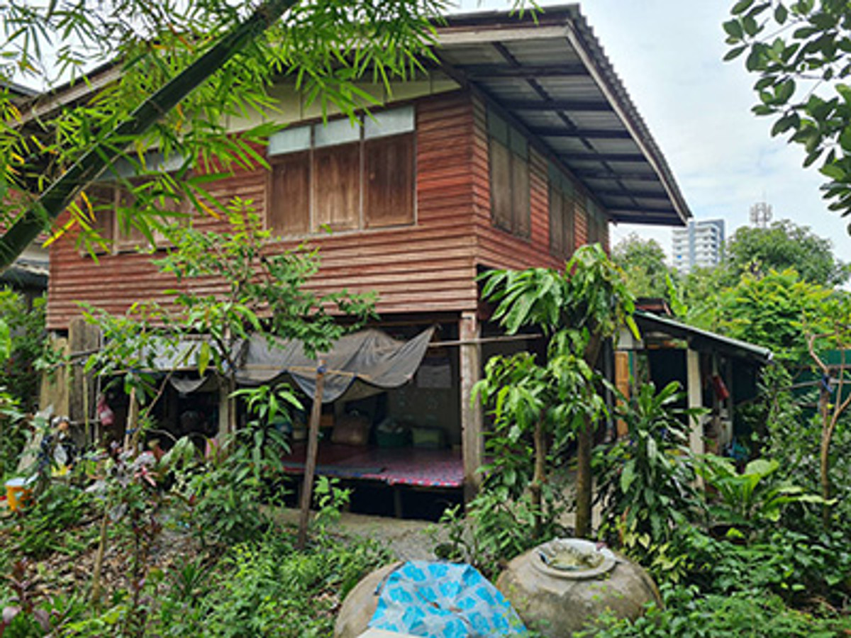 Wooden house for sale in a garden, area 108108 sq m. Price 2,000,000 baht.