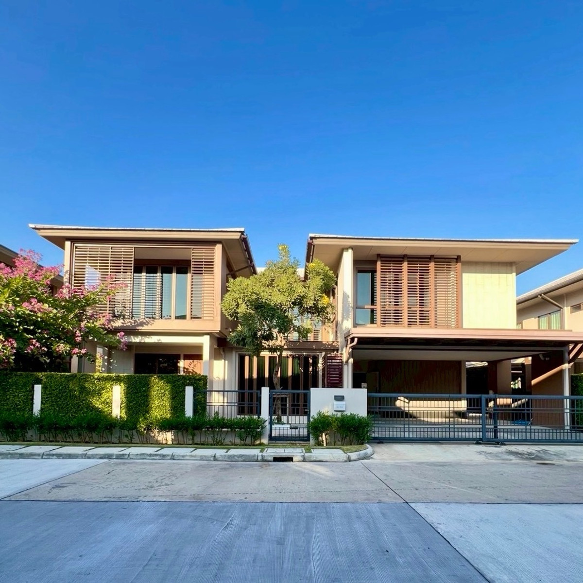 ขายด่วน รีบปล่อย Burasiri Krungthep Kreetha บ้านเดี่ยว 2 ชั้น แต่งสวย 