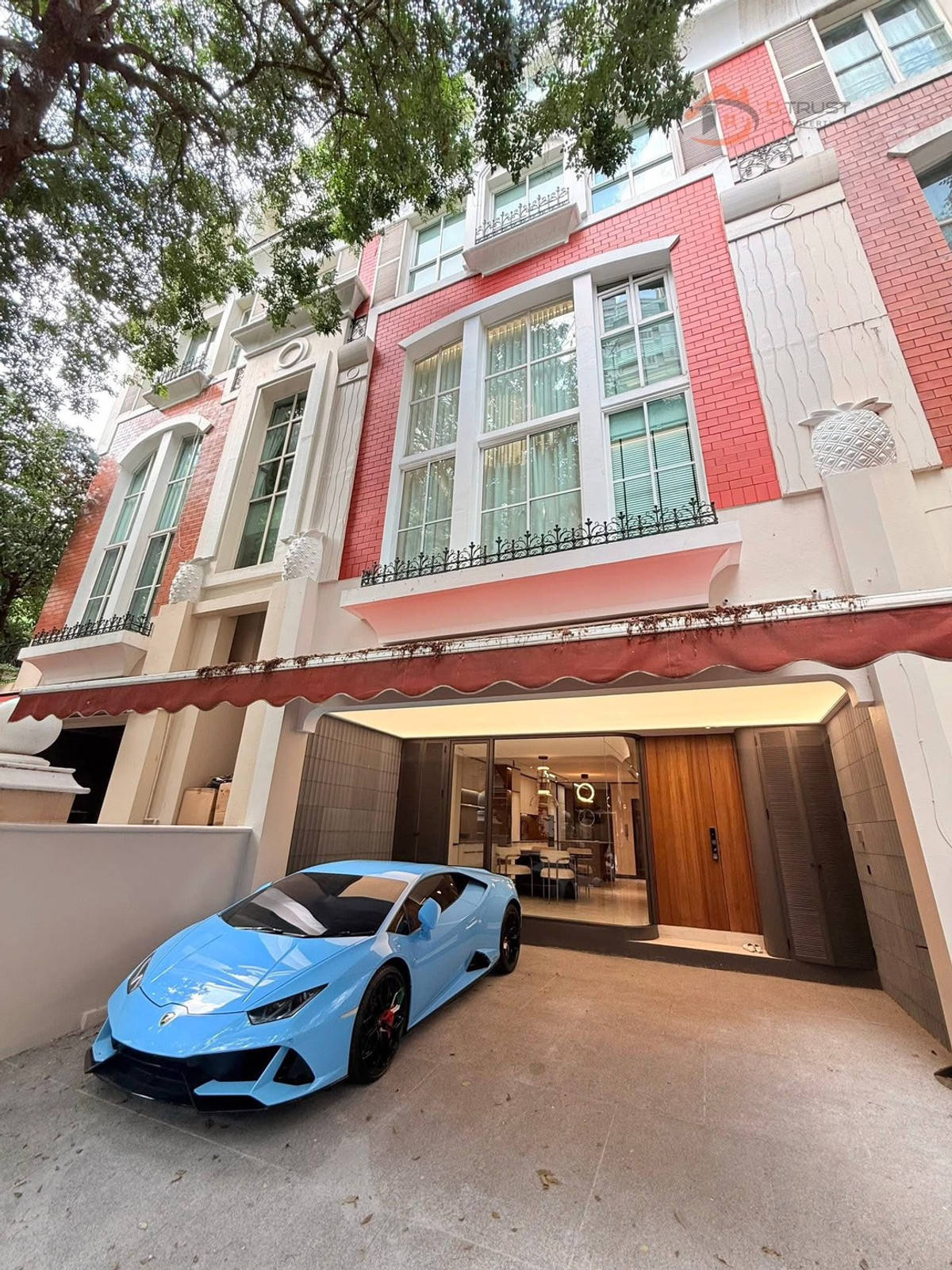 Townhome for sale, Ultra Luxury, Baan Klang Krung-Thonglor, 26 sq m., 4.5 floors, 3 bedrooms, 5 bathrooms, great location in the heart of Thonglor.