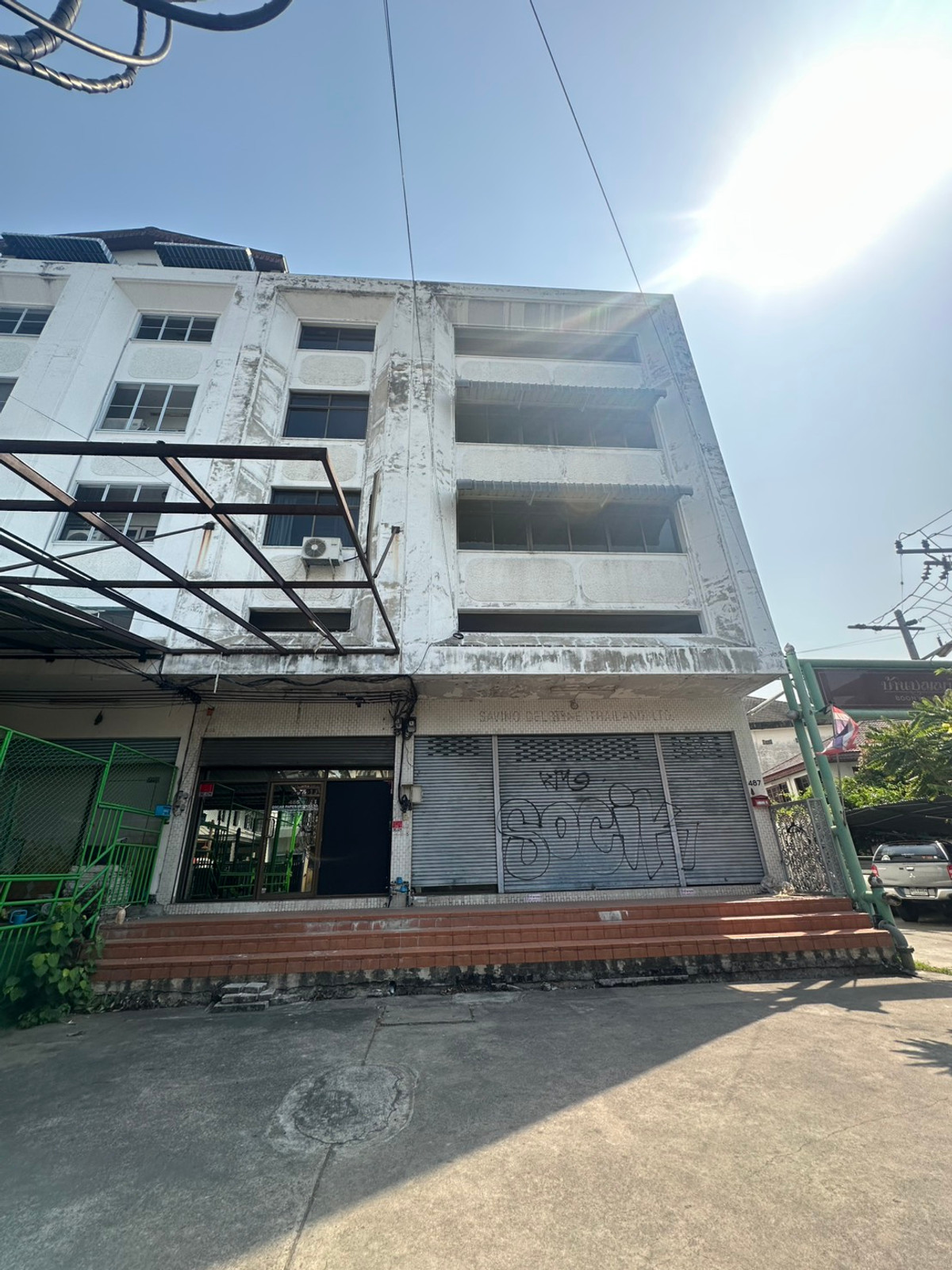 Commercial building for sale, Sukhumvit 81, business area near BTS On Nut (or can enter via On Nut 10)