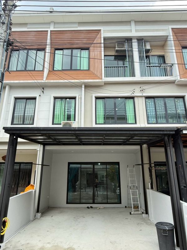 🏡 3-story townhome for rent, The Trop Urban Motorway–Lat Krabang, 4 bedrooms, 3 bathrooms, fully furnished, ready to move in, Lat Krabang location. Near the motorway 💰 Rent only 20,000 baht / month (including common fees)
