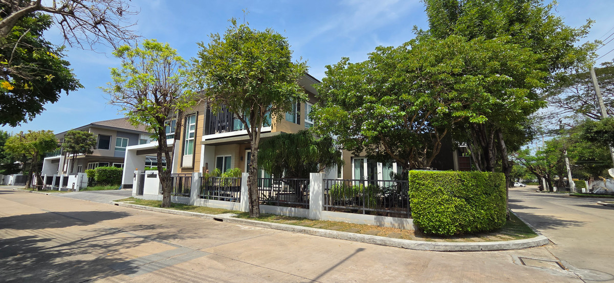 Corner detached house, large area, near Mega Bangna, only 1 km. Suitable for families who want a spacious house, good location, close to international schools and the expressway, convenient travel. Corner detached house, large area, near Mega Bangna, only 1 km. Suitable for families who want a spacious house, good location, close to international schools and the expressway, convenient travel.