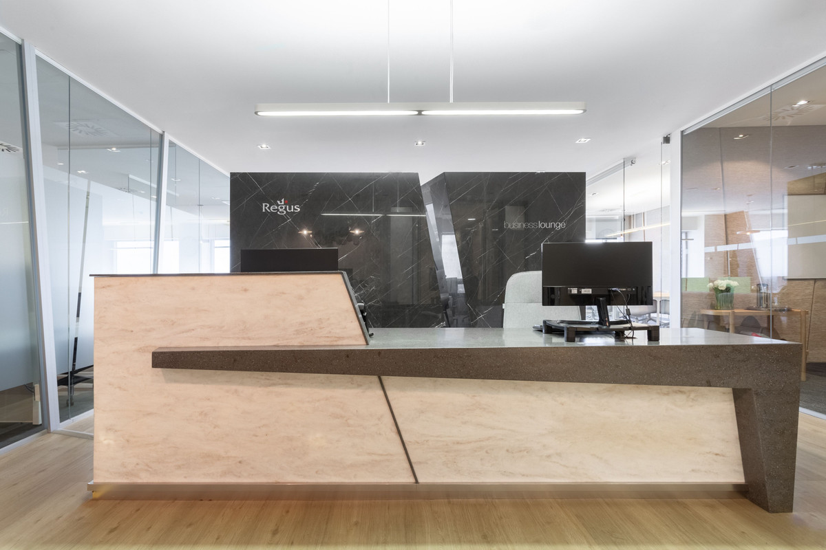 Coworking space in Regus KPN Tower – รูปที่ 2