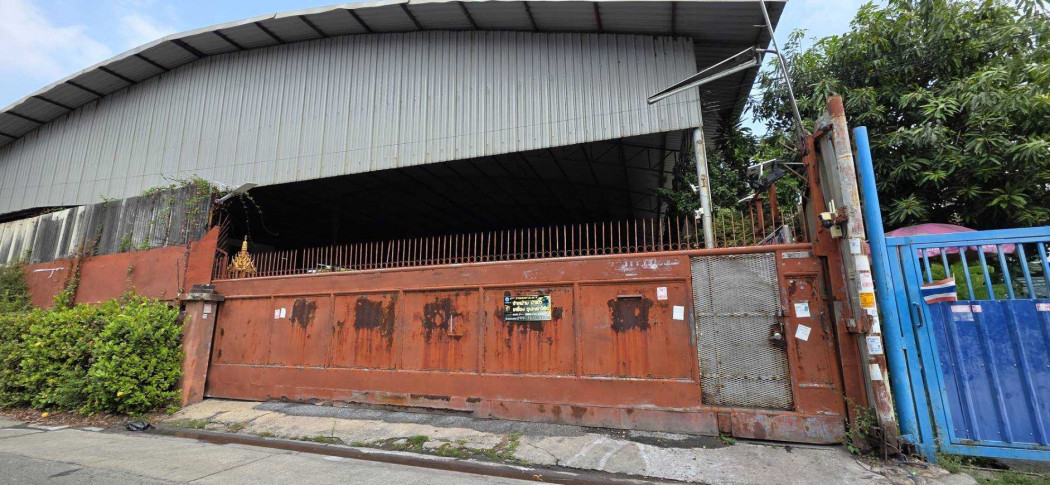 Warehouse for sale, dark purple zone, 2132 sq m, 1 rai 1 ngan 33 sq wah, near Kanchanaphisek Road. Warehouse for sale, dark purple zone, 2132 sq m, 1 rai 1 ngan 33 sq wah, near Kanchanaphisek Road.
