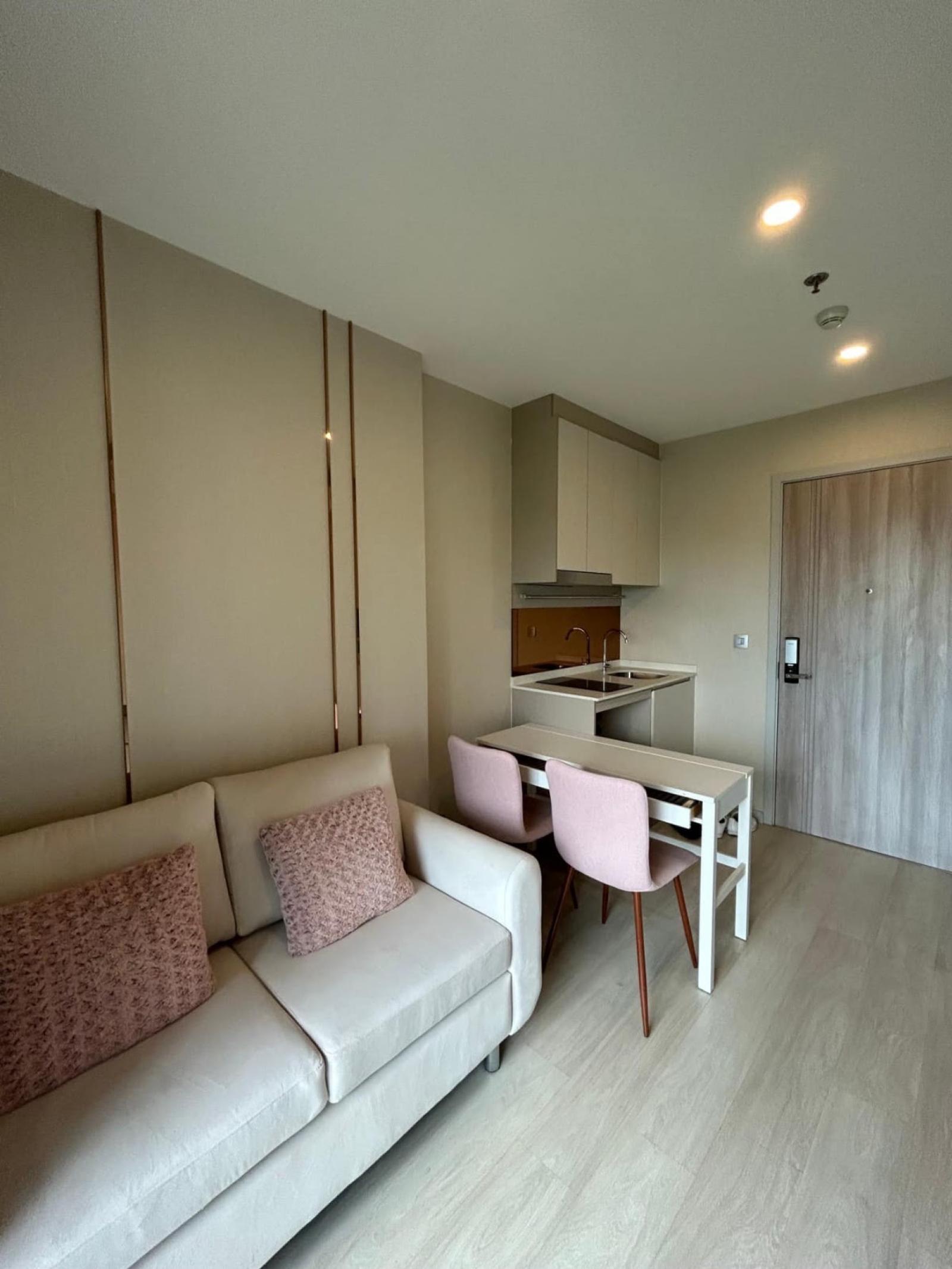 Knightsbridge Prime Sathorn【𝐒𝐄𝐋𝐋 & 𝐑𝐄𝐍𝐓】🔥ห้องสไตล์เรียบหรู โทนเทาโมเดิร์น เฟอร์นิเจอร์ดีไซน์เข้าชุด เติมลุคพรีเมียมให้ทั้งห้อง🔥 ติดต่อไลน์ไอดี: @hacondo