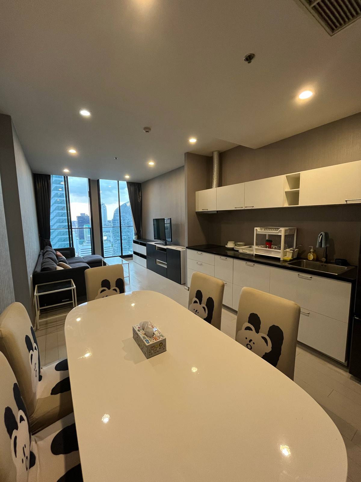 for rent condo Noble Ploenchit 2 Beds hight floor 82 Sq.m (S15-14012)