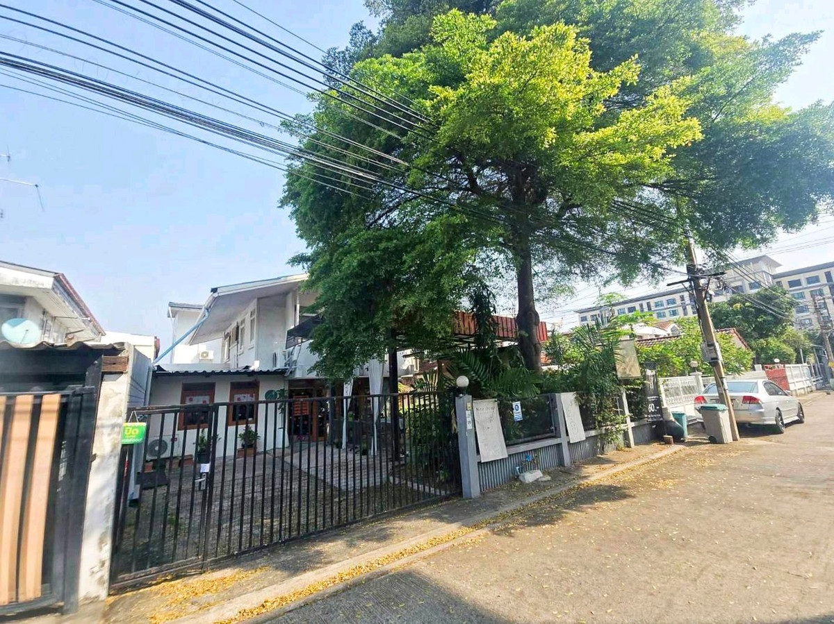 Single house in city location (Rama 9 45) supports both living and business. Single house in city location (Rama 9 45) supports both living and business.
