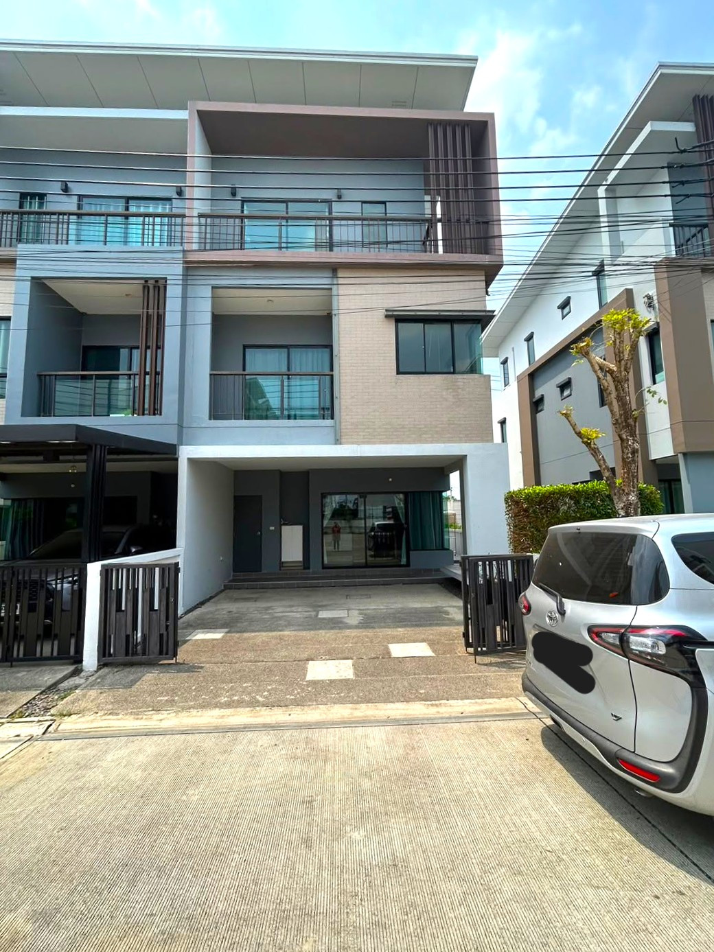 Modern house with 4 bedrooms and 4 bathrooms, located on Khlong Thanon Soi. Suitable for company registration. Near Central Westgate. 
