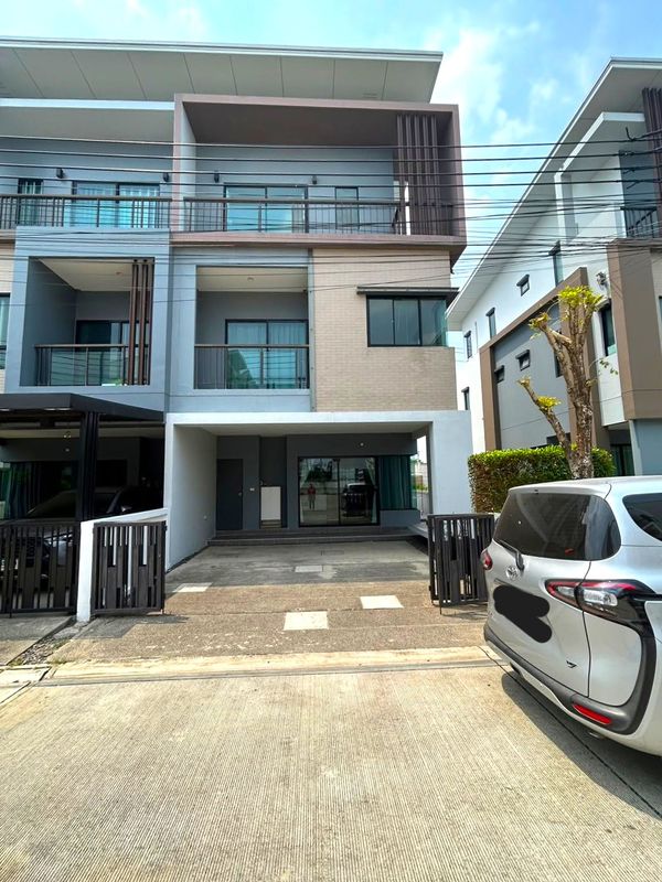 Modern house with 4 bedrooms and 4 bathrooms, located on Khlong Thanon Soi. Suitable for company registration. Near Central Westgate. 