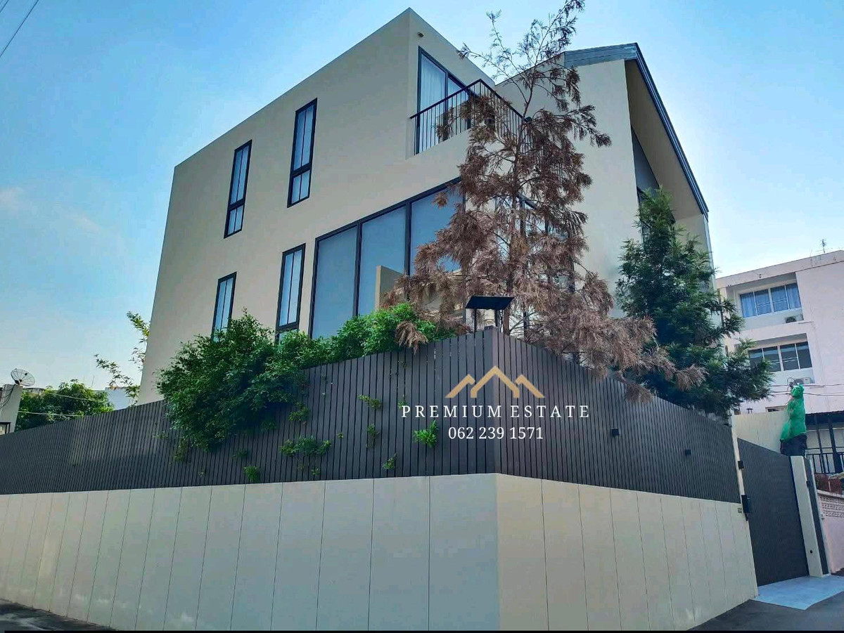 Fully Furnished Luxury Residence with Private Pool and Lift | Sukhumvit 71 | For Sale with Tenant | ~7% Yield Fully Furnished Luxury Residence with Private Pool and Lift | Sukhumvit 71 | For Sale with Tenant | ~7% Yield